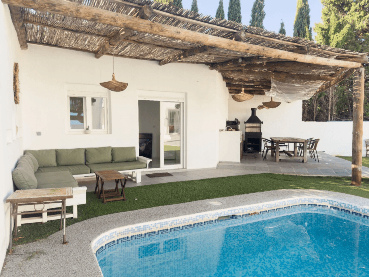 Chalet estilo moderno en venta en Denia con 5 dormitorios y piscina privada