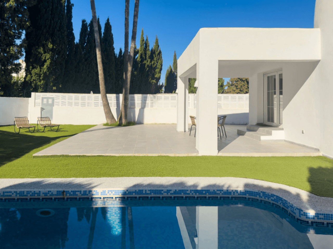 Chalet estilo moderno en venta en Denia con 5 dormitorios y piscina privada