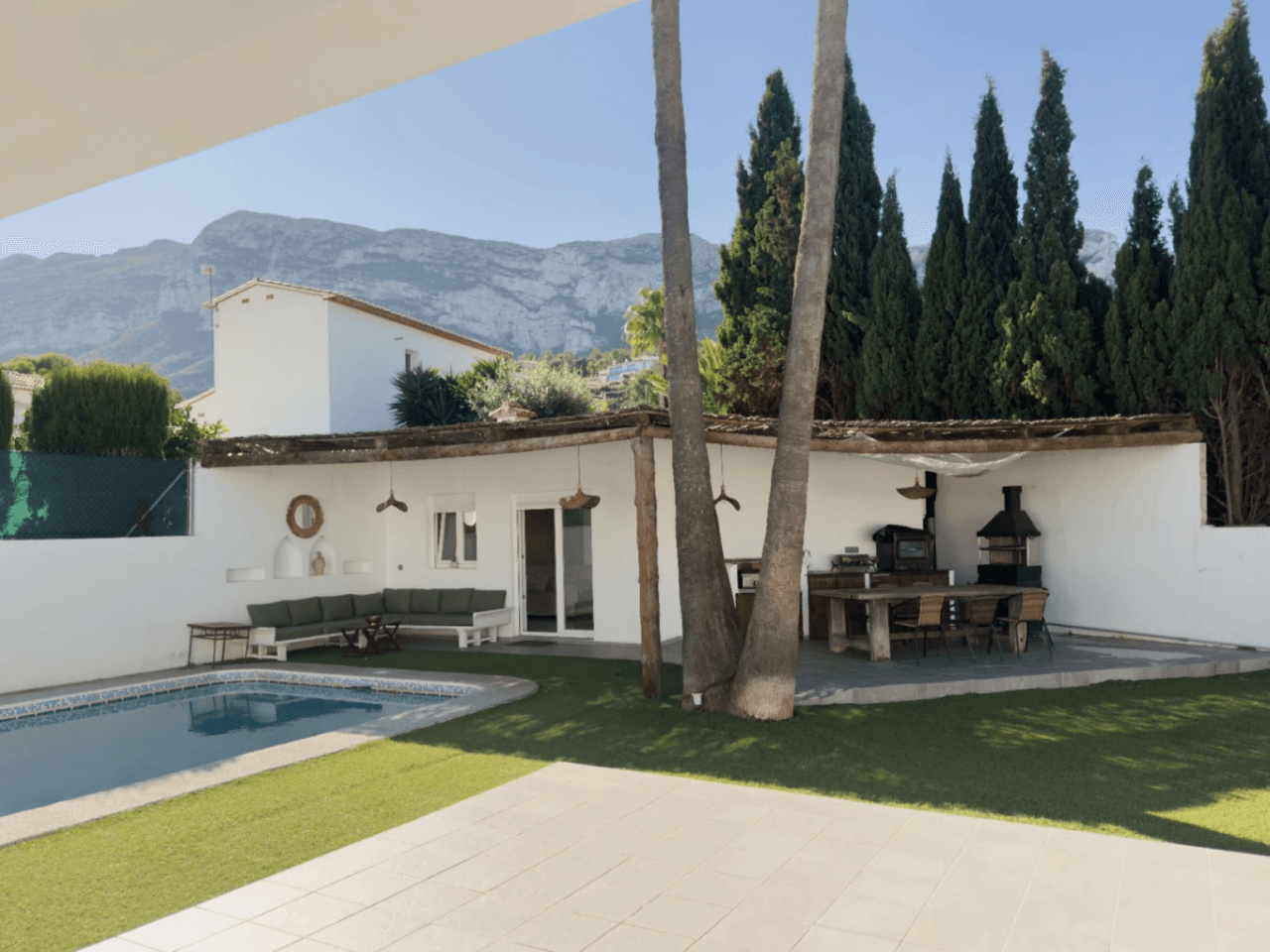 Chalet estilo moderno en venta en Denia con 5 dormitorios y piscina privada