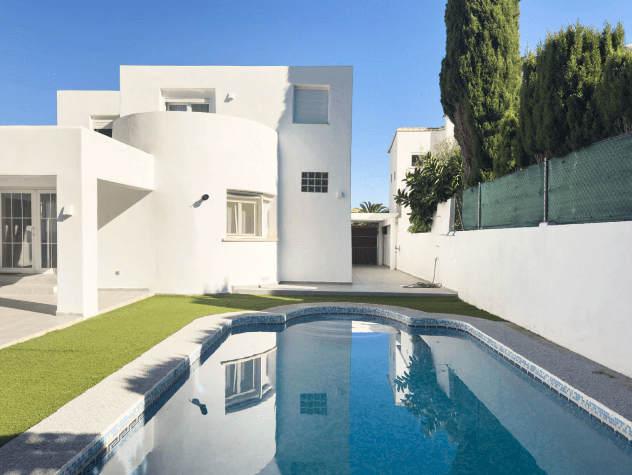 Chalet estilo moderno en venta en Denia con 5 dormitorios y piscina privada