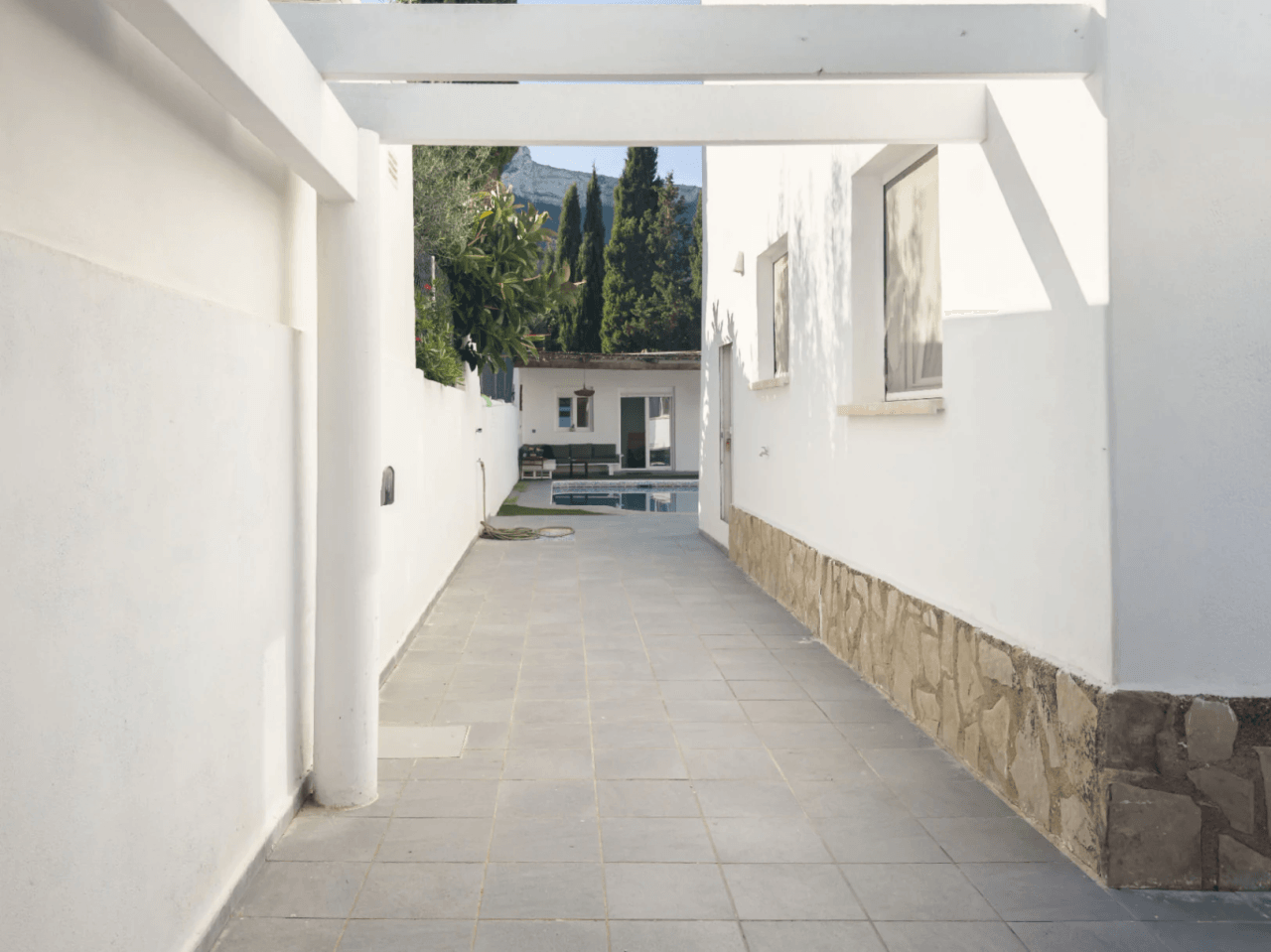 Chalet estilo moderno en venta en Denia con 5 dormitorios y piscina privada