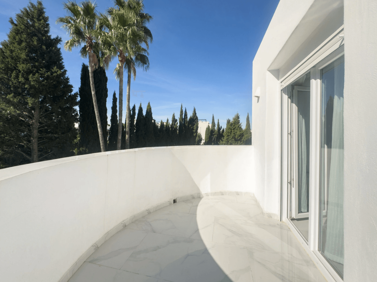 Chalet estilo moderno en venta en Denia con 5 dormitorios y piscina privada