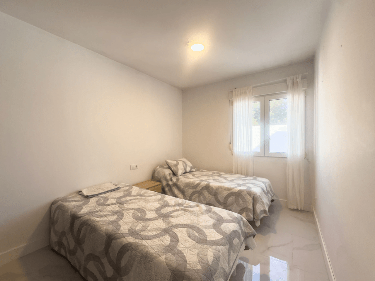 Chalet estilo moderno en venta en Denia con 5 dormitorios y piscina privada