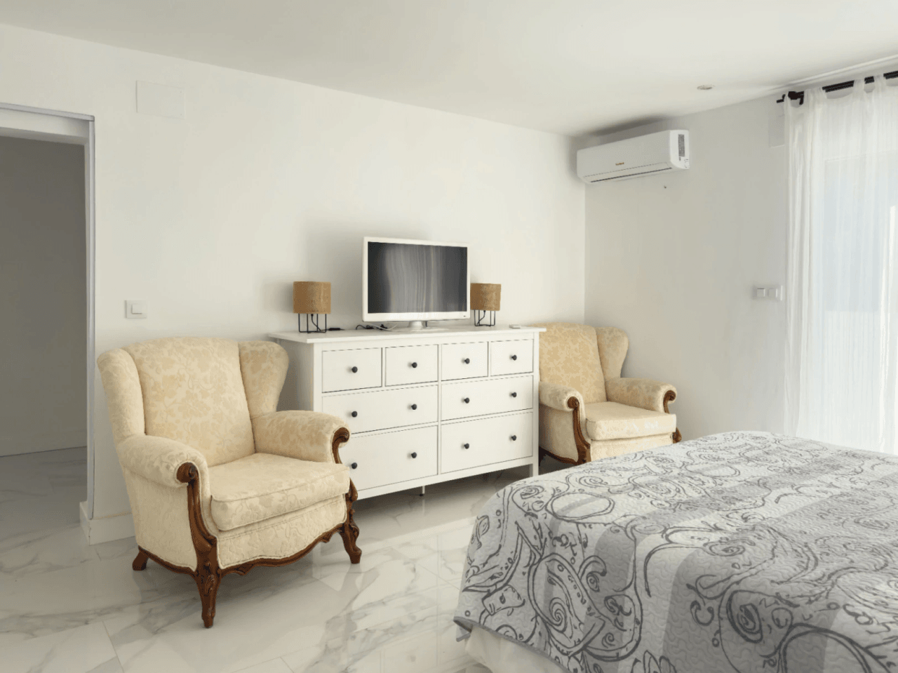Chalet estilo moderno en venta en Denia con 5 dormitorios y piscina privada
