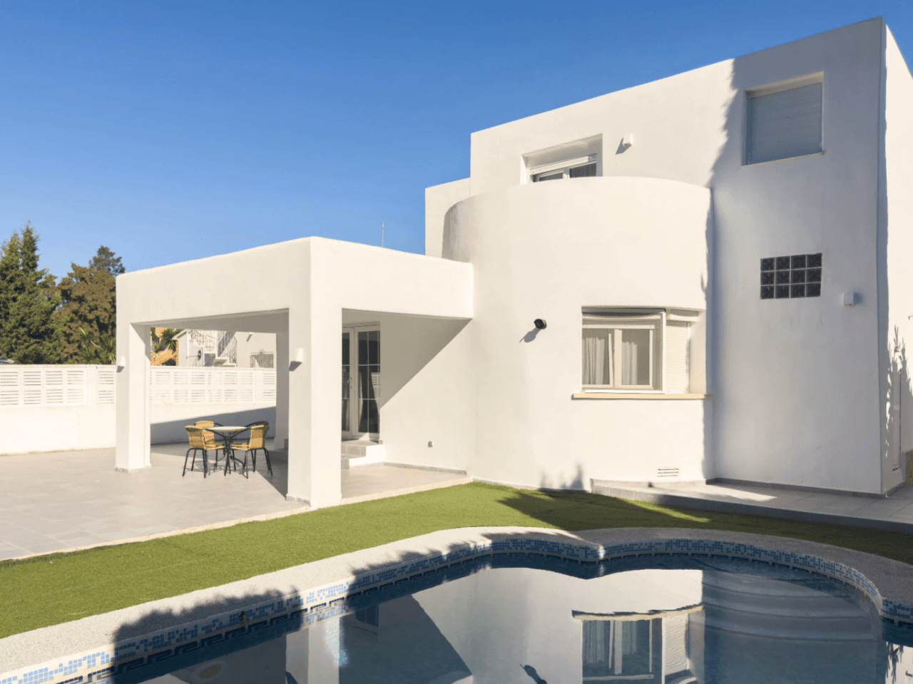 Chalet estilo moderno en venta en Denia con 5 dormitorios y piscina privada