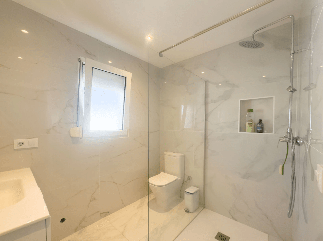 Chalet estilo moderno en venta en Denia con 5 dormitorios y piscina privada