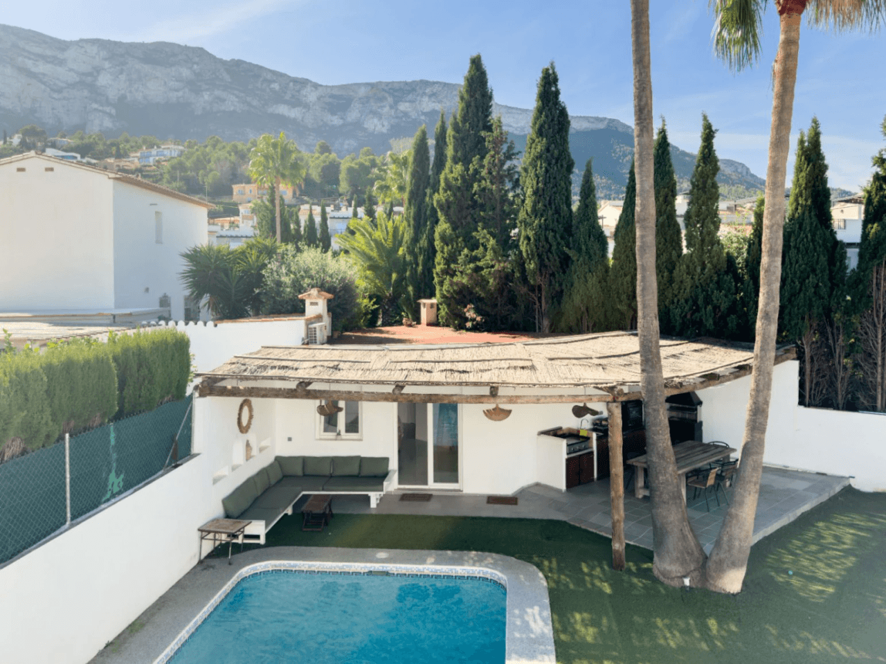 Chalet estilo moderno en venta en Denia con 5 dormitorios y piscina privada