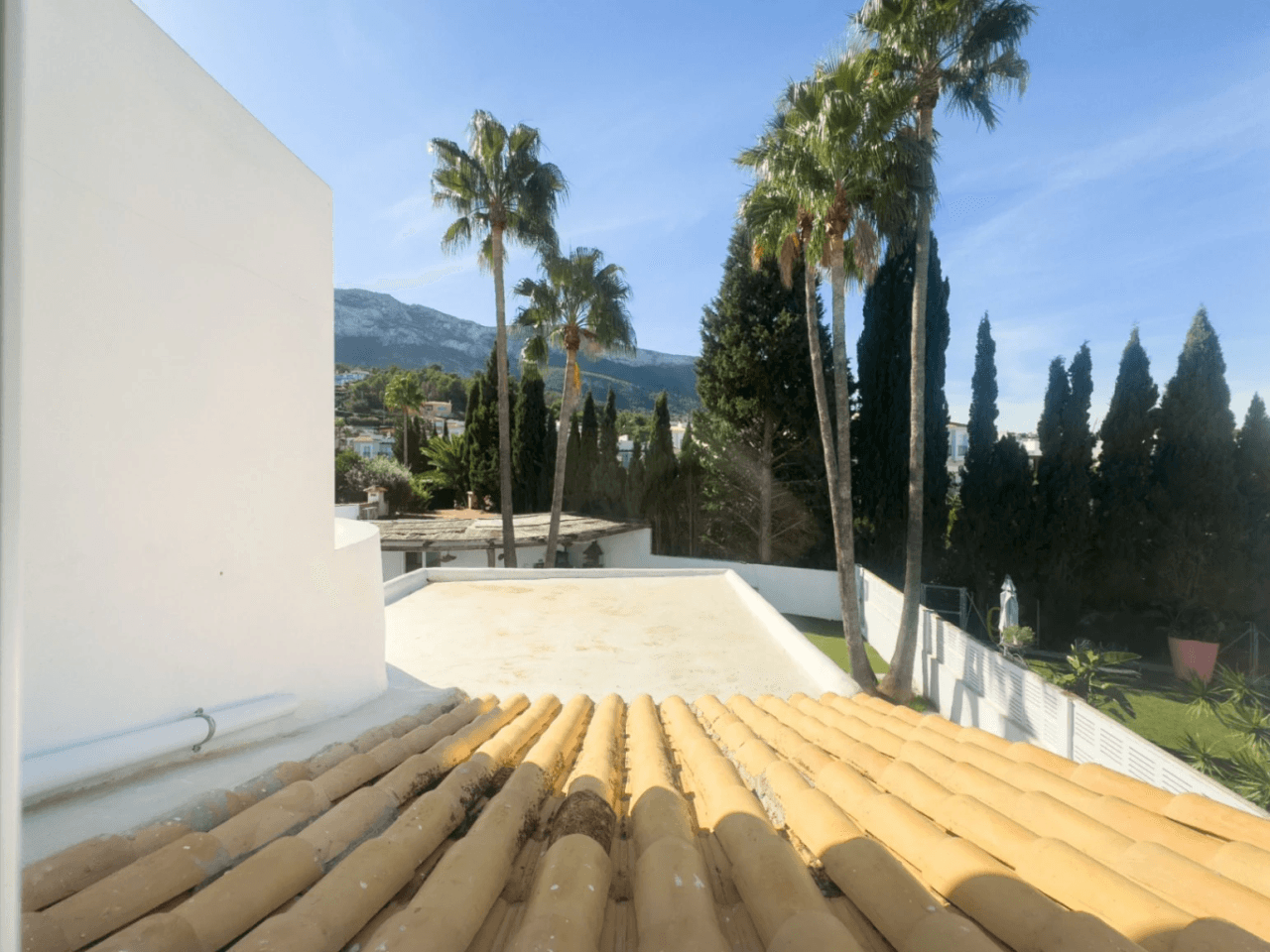 Chalet estilo moderno en venta en Denia con 5 dormitorios y piscina privada