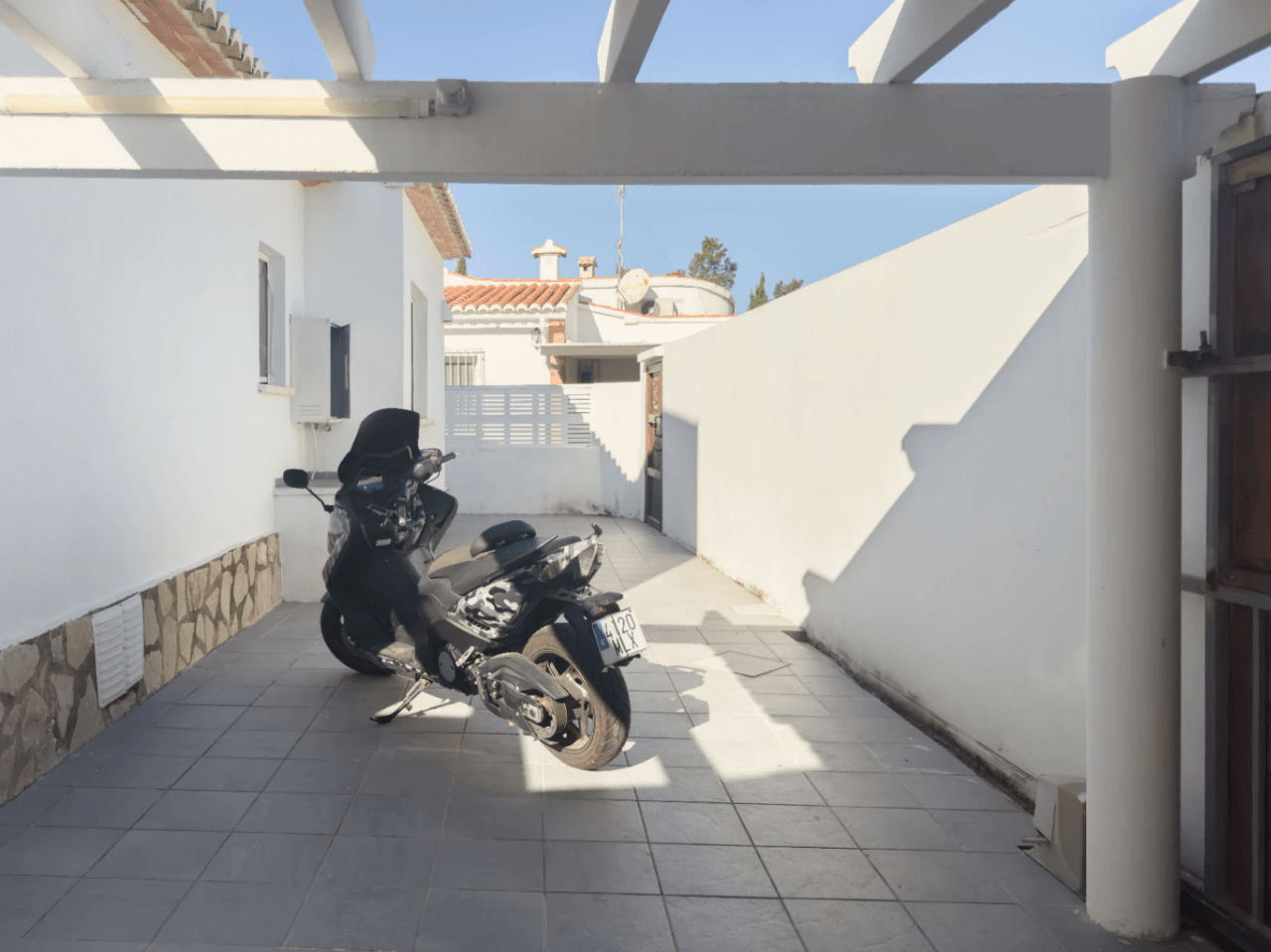 Chalet estilo moderno en venta en Denia con 5 dormitorios y piscina privada