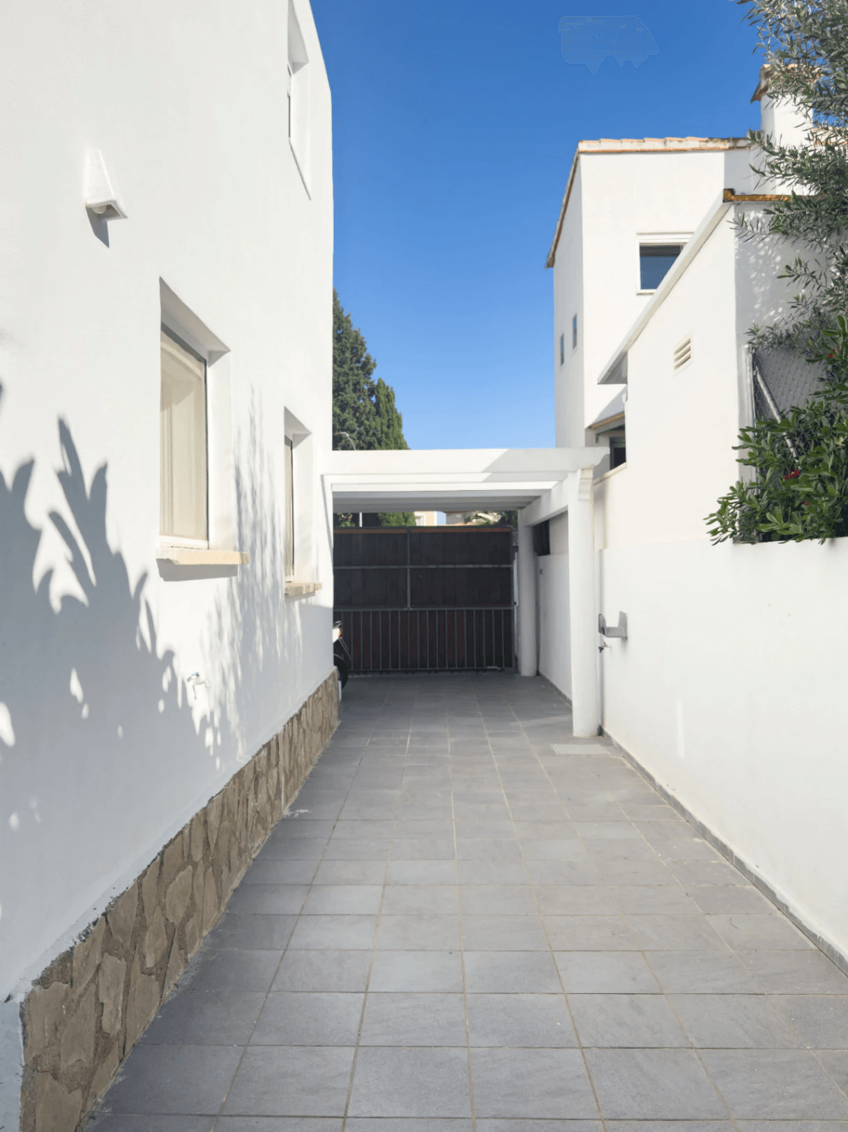 Chalet estilo moderno en venta en Denia con 5 dormitorios y piscina privada