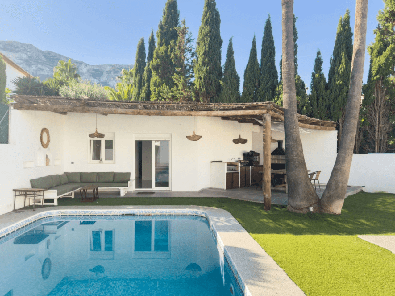 Chalet estilo moderno en venta en Denia con 5 dormitorios y piscina privada