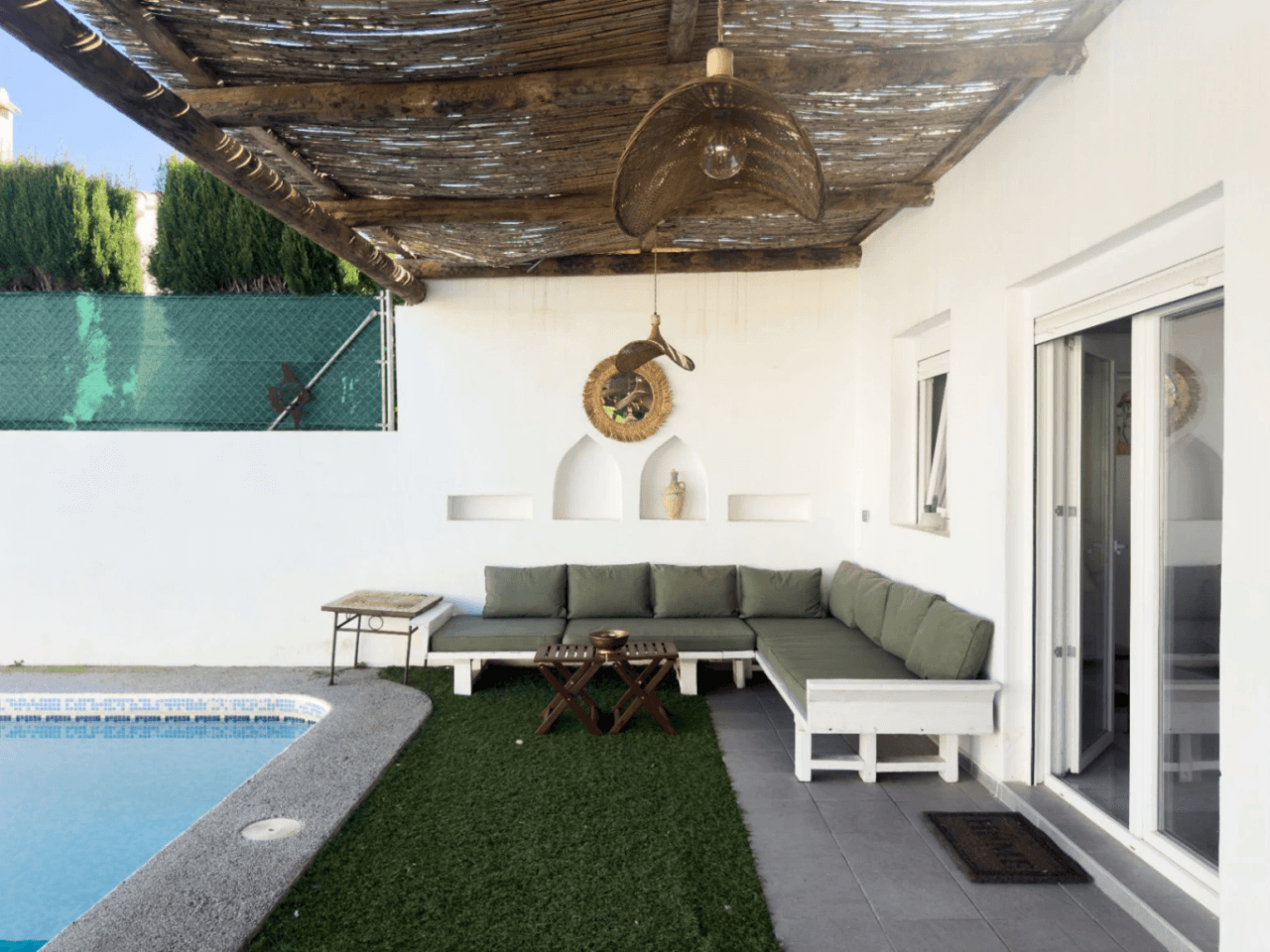 Chalet estilo moderno en venta en Denia con 5 dormitorios y piscina privada