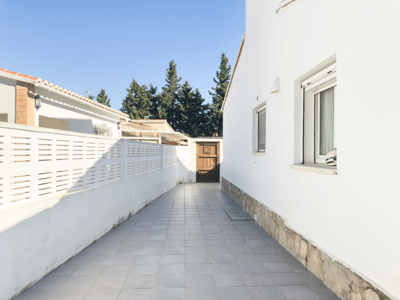 Chalet estilo moderno en venta en Denia con 5 dormitorios y piscina privada