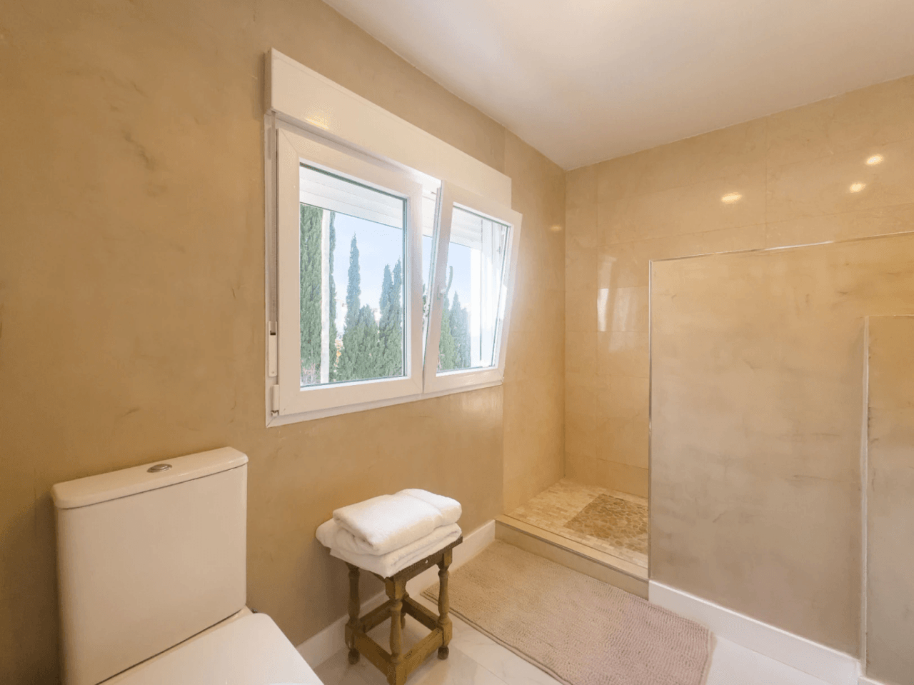 Chalet estilo moderno en venta en Denia con 5 dormitorios y piscina privada