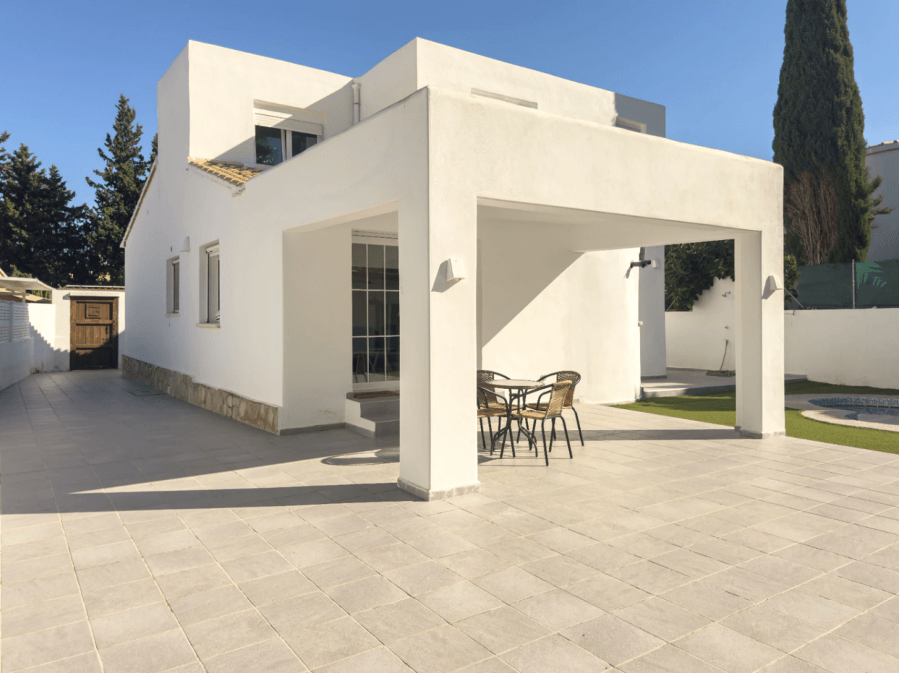 Chalet estilo moderno en venta en Denia con 5 dormitorios y piscina privada