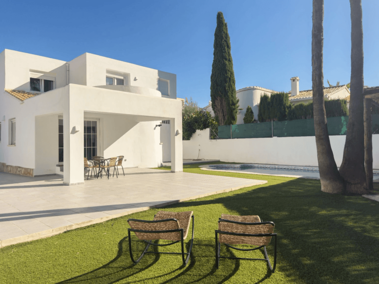 Chalet estilo moderno en venta en Denia con 5 dormitorios y piscina privada