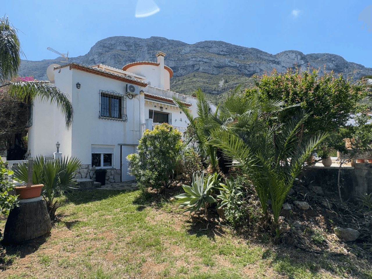 Villa Exclusiva en Dénia: Un Balcón al Mediterráneo y la Historia.