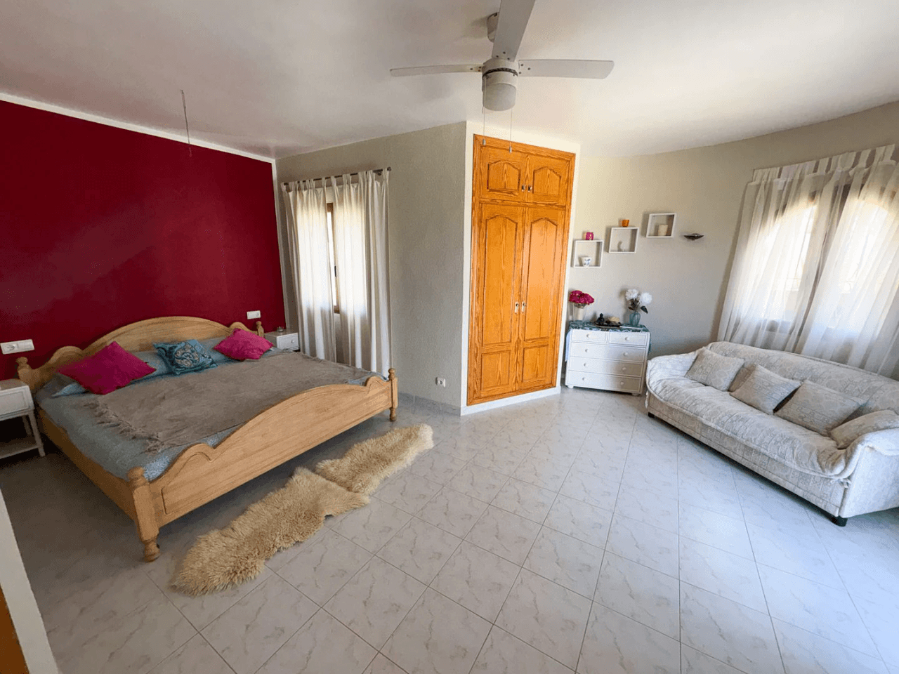 Villa Exclusiva en Dénia: Un Balcón al Mediterráneo y la Historia.