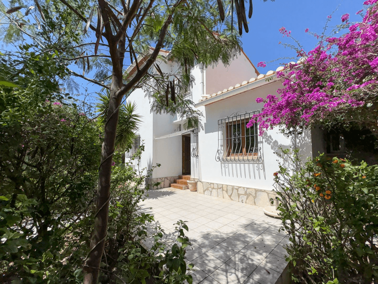 Villa Exclusiva en Dénia: Un Balcón al Mediterráneo y la Historia.