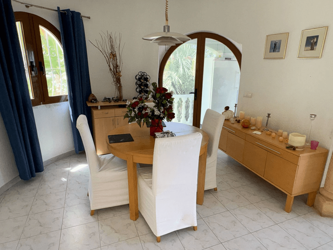 Villa Exclusiva en Dénia: Un Balcón al Mediterráneo y la Historia.