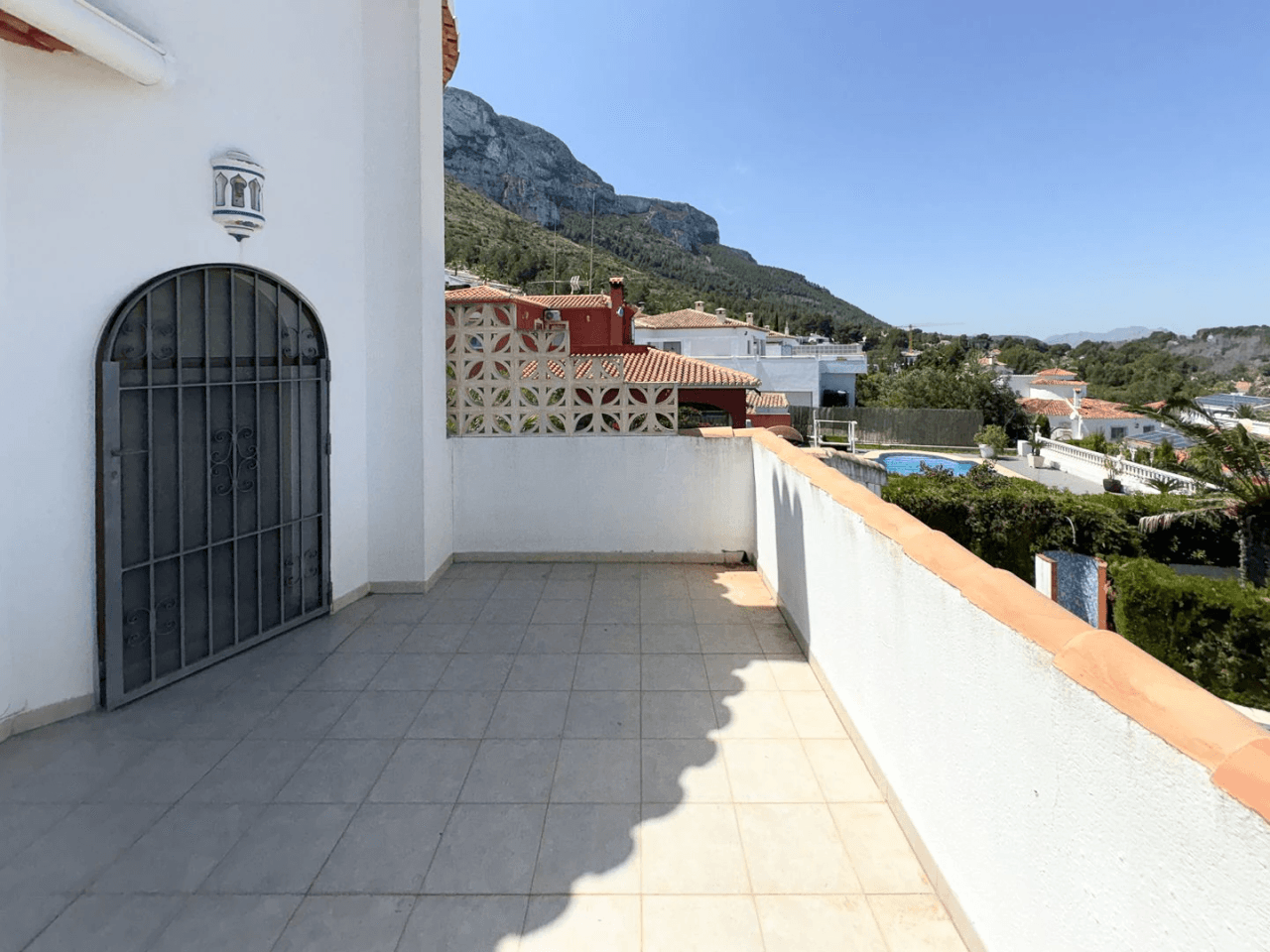 Villa Exclusiva en Dénia: Un Balcón al Mediterráneo y la Historia.