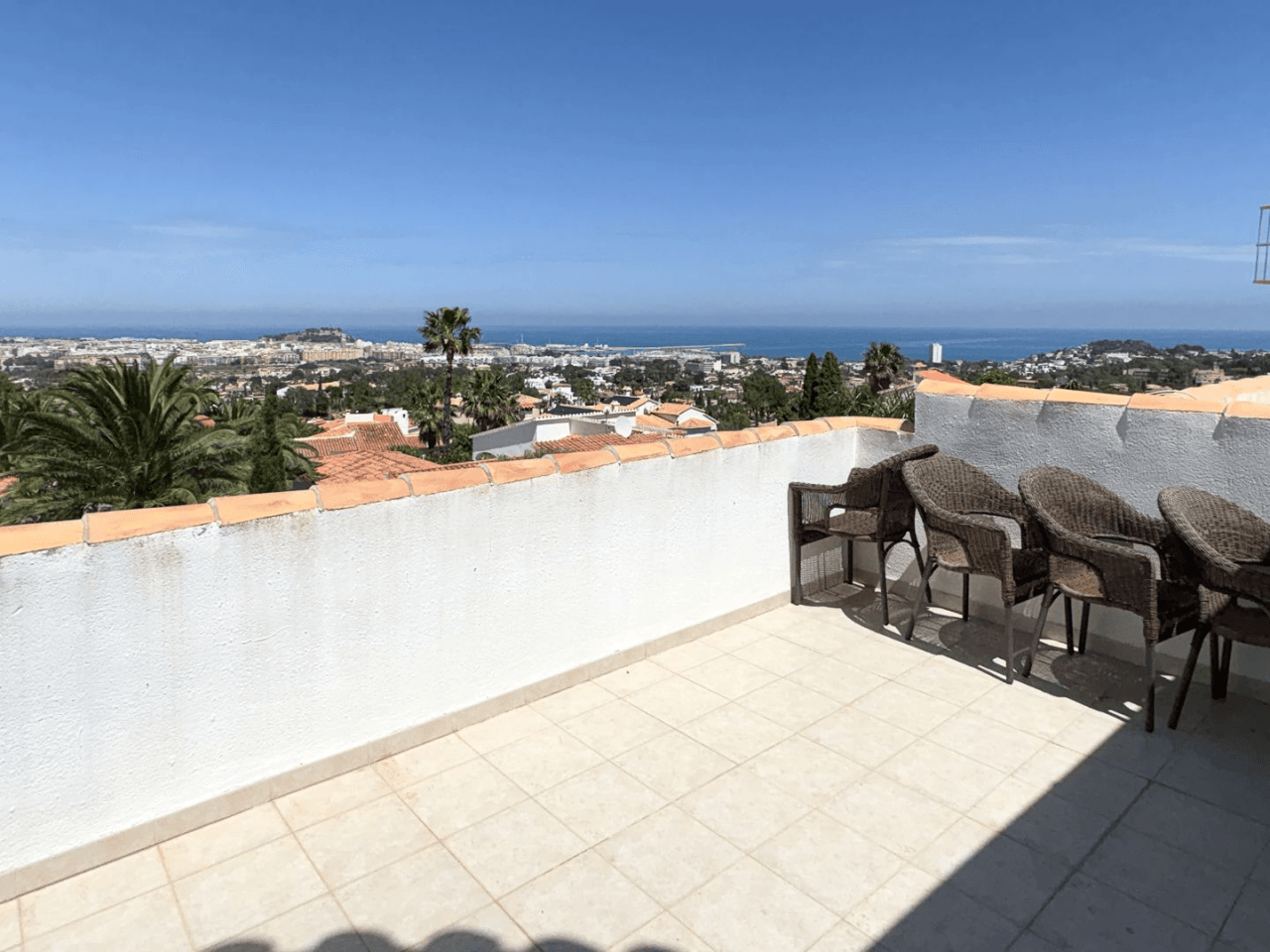 Villa Exclusiva en Dénia: Un Balcón al Mediterráneo y la Historia.