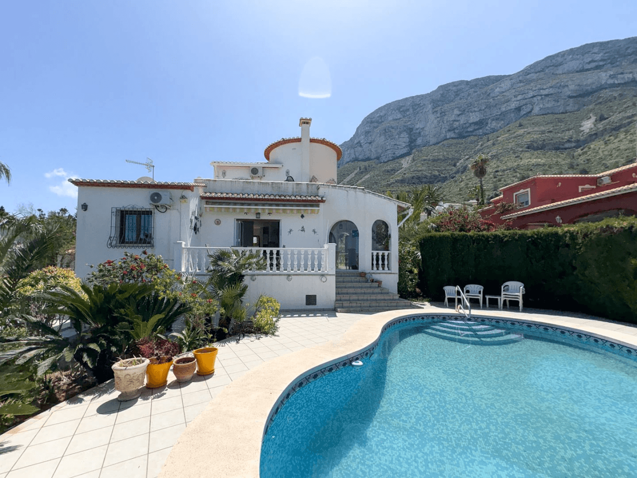 Villa Exclusiva en Dénia: Un Balcón al Mediterráneo y la Historia.
