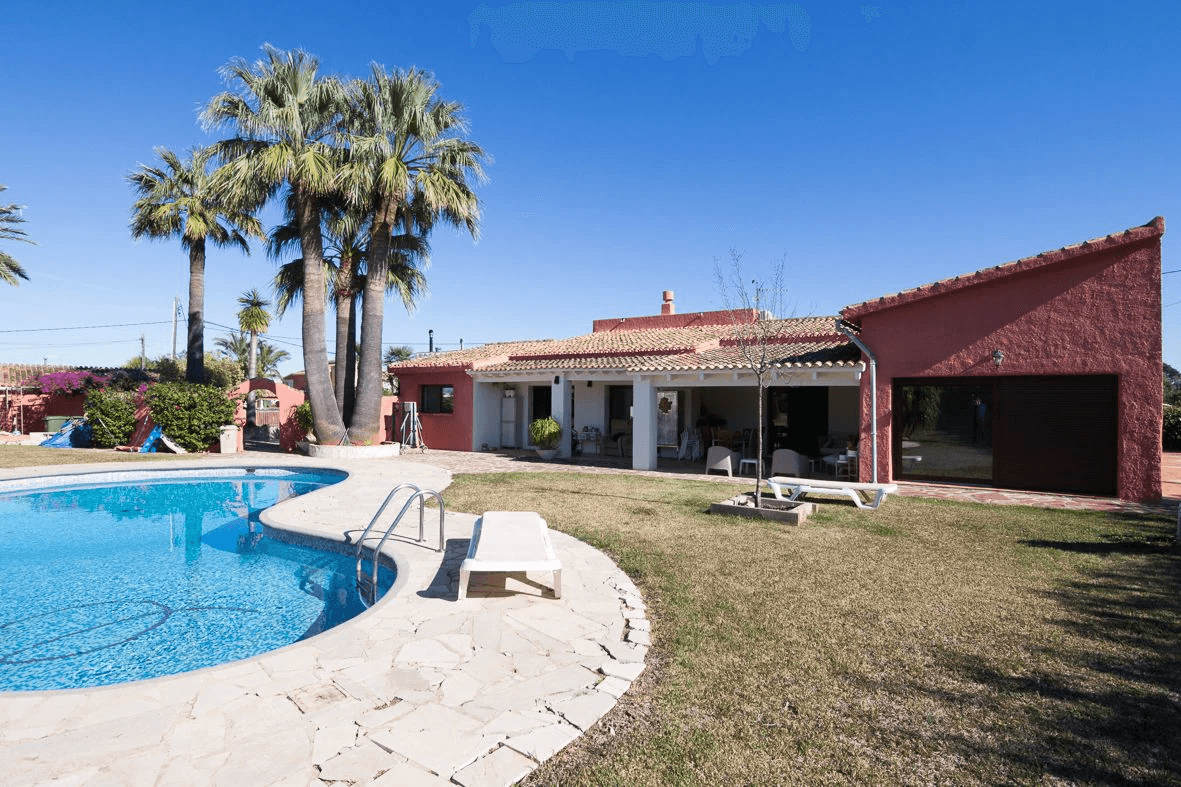 Villa mediterránea con gran parcela.