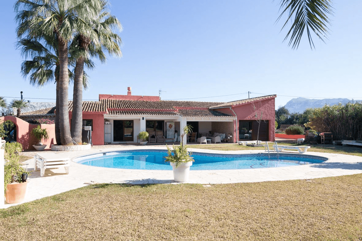 Villa mediterránea con gran parcela.