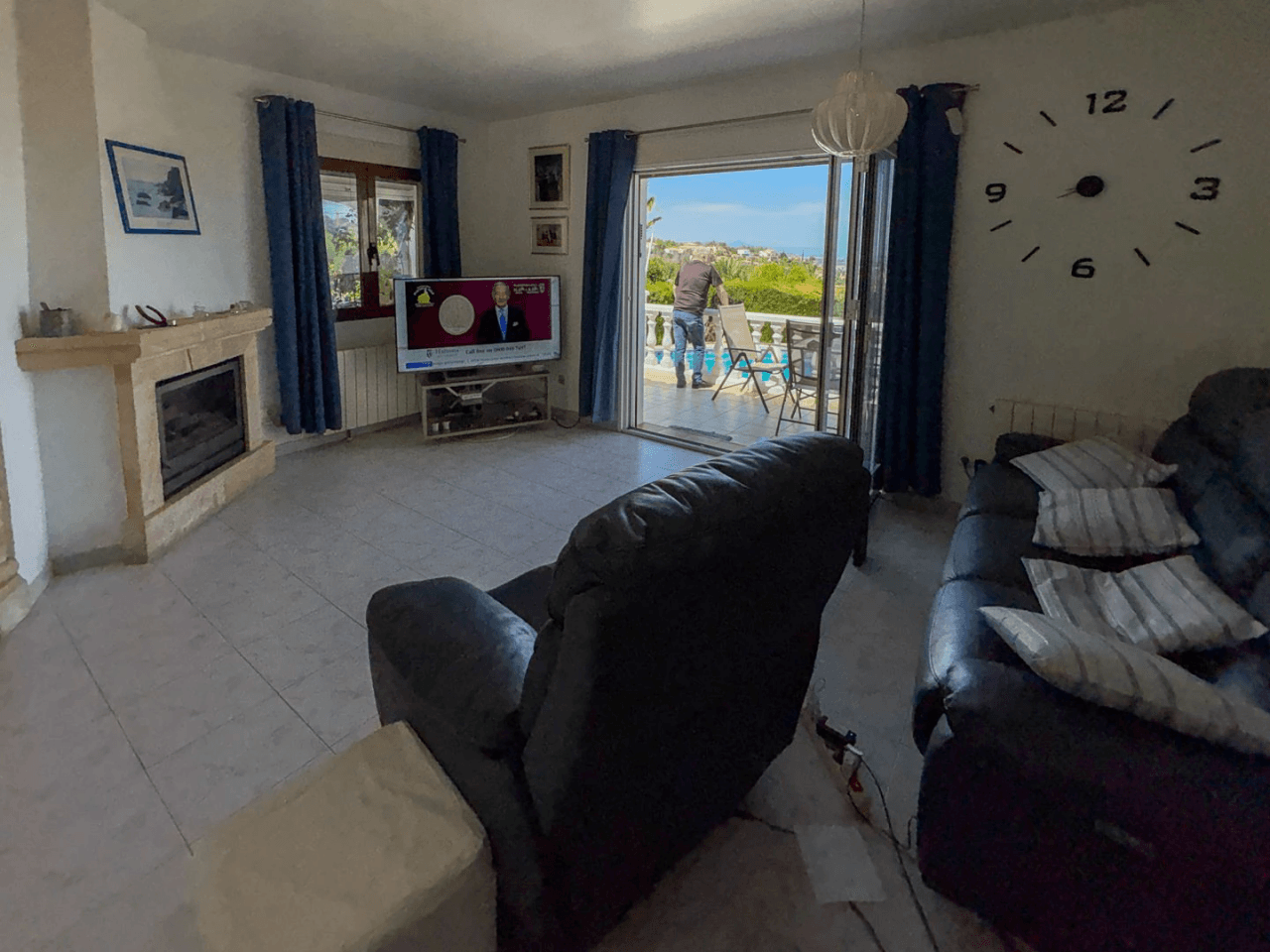 Villa Exclusiva en Dénia: Un Balcón al Mediterráneo y la Historia.