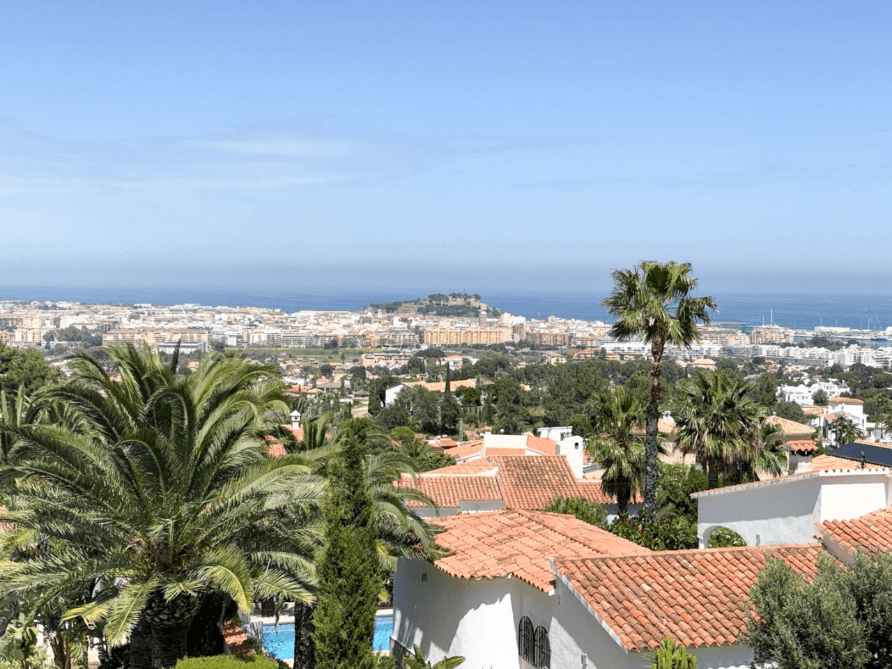 Villa Exclusiva en Dénia: Un Balcón al Mediterráneo y la Historia.