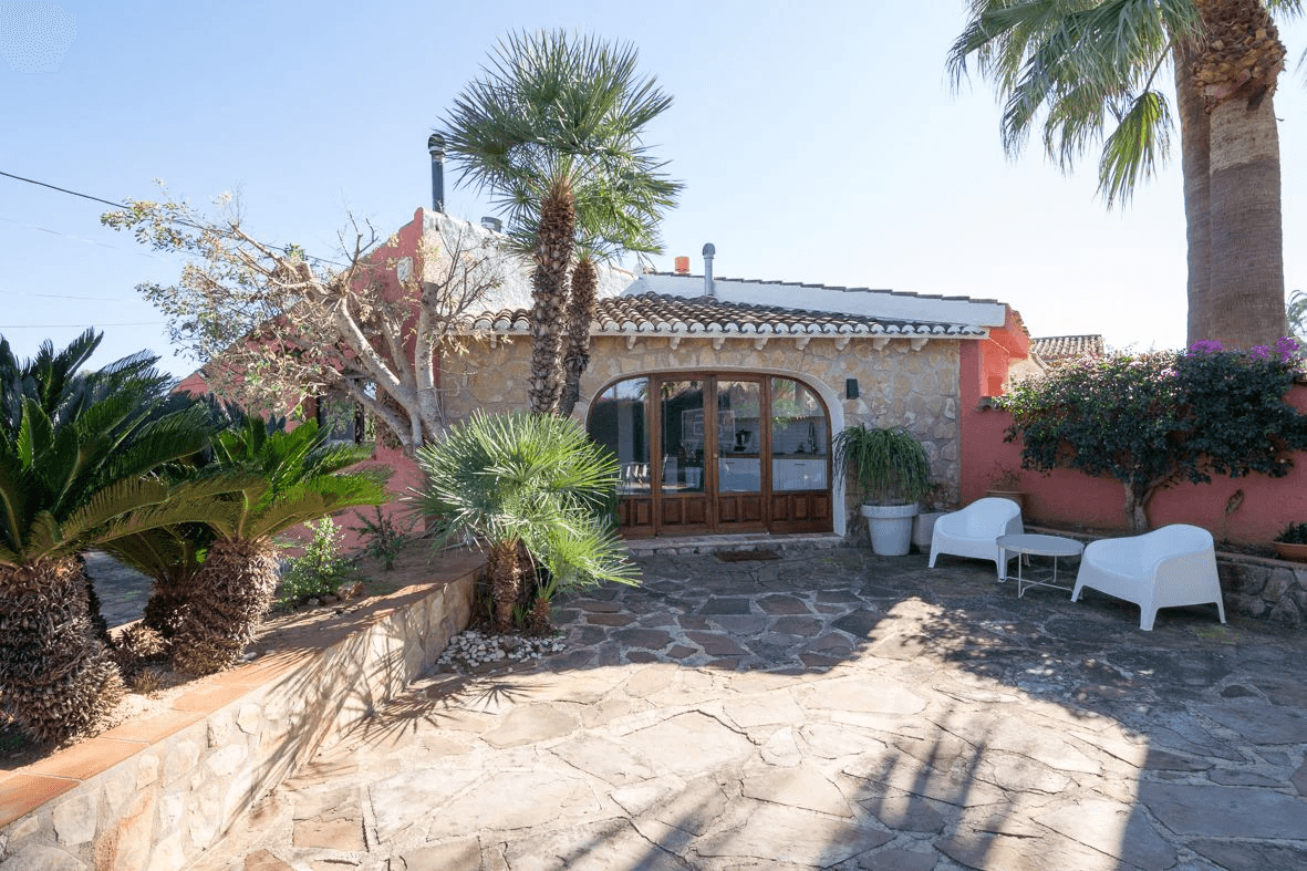 Villa mediterránea con gran parcela.