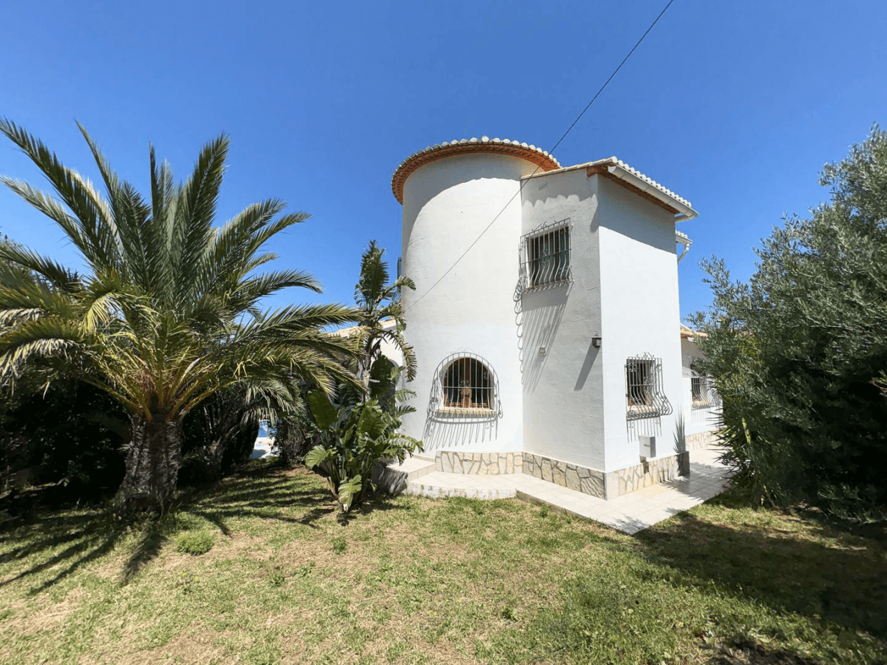 Villa Exclusiva en Dénia: Un Balcón al Mediterráneo y la Historia.