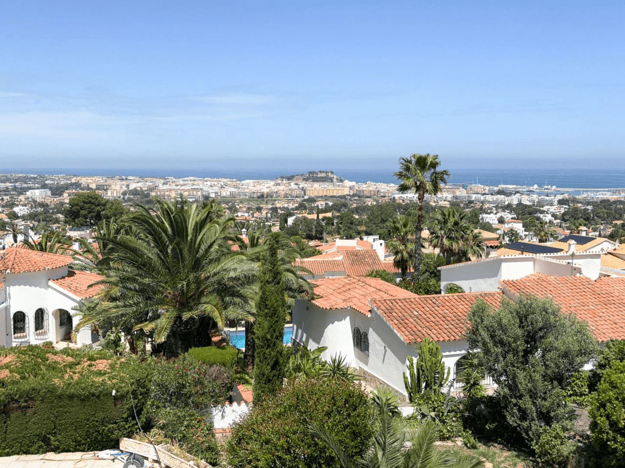 Villa Exclusiva en Dénia: Un Balcón al Mediterráneo y la Historia.