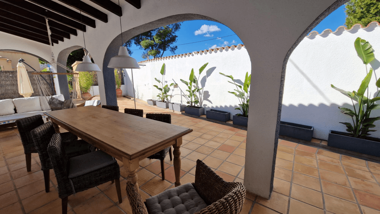 Chalet moderno de 5 habitaciones en venta en Calpe, Alicante