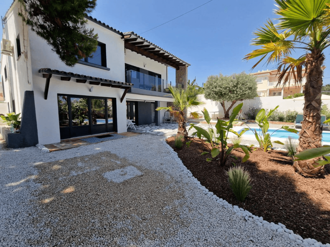Chalet moderno de 5 habitaciones en venta en Calpe, Alicante