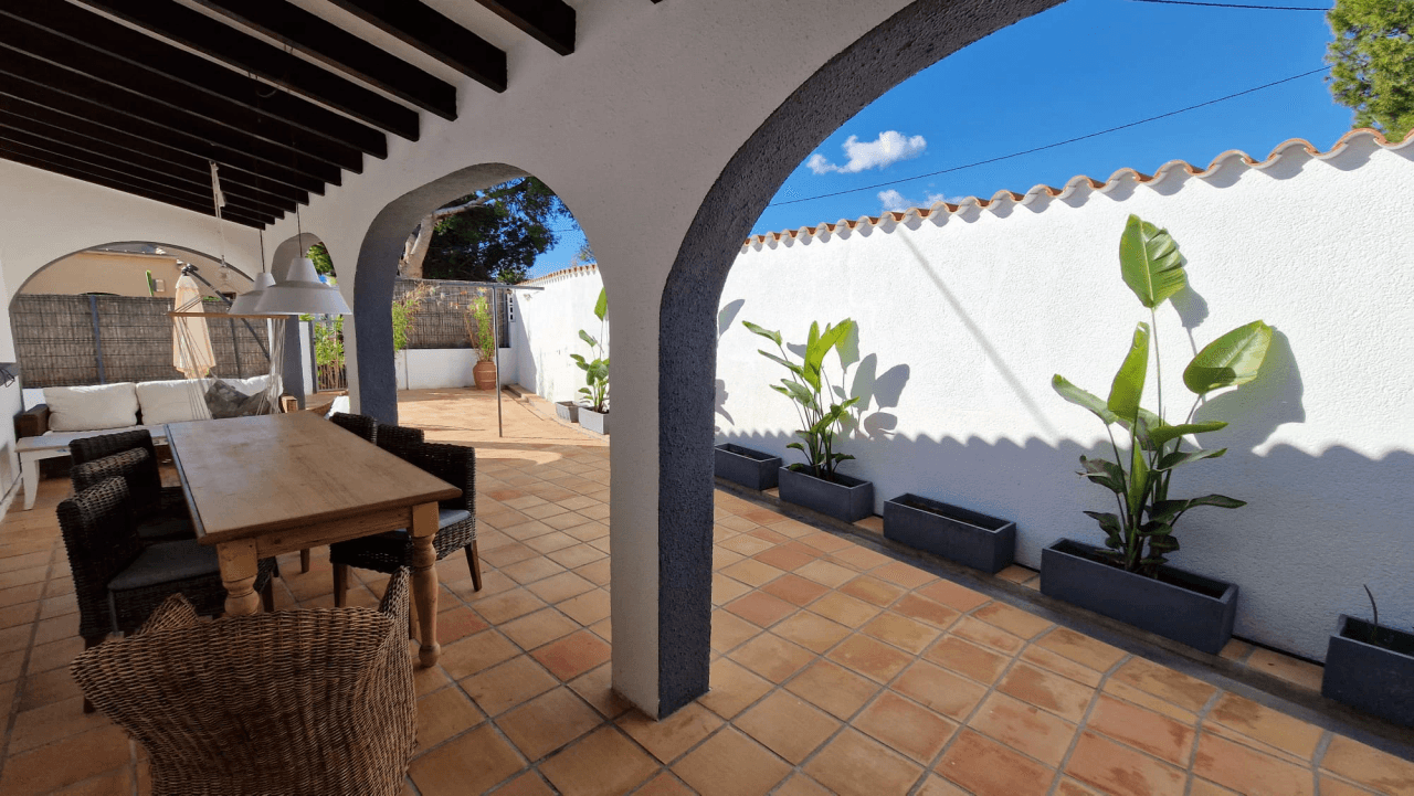 Chalet moderno de 5 habitaciones en venta en Calpe, Alicante