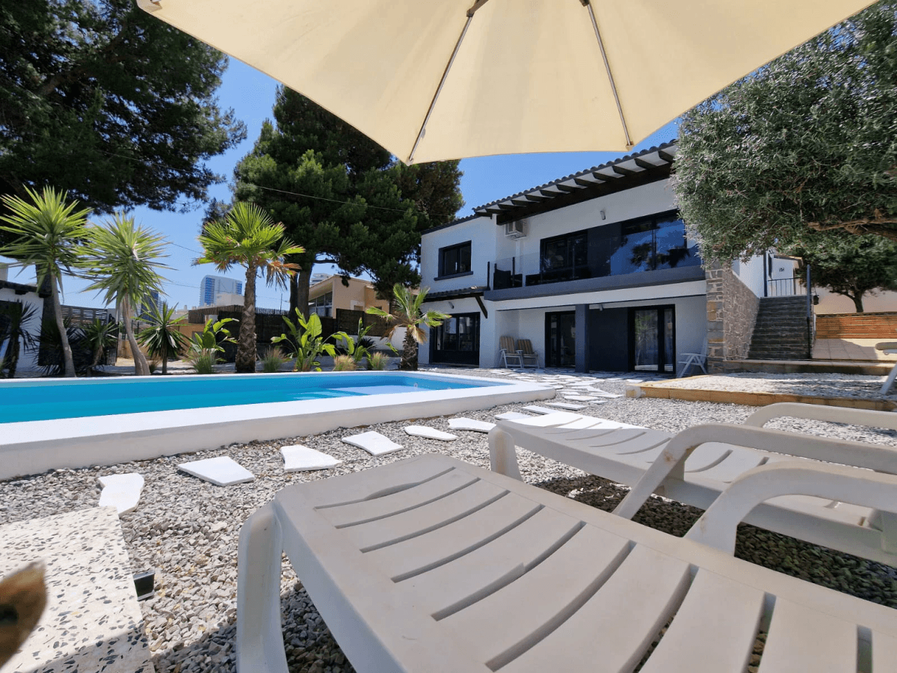 Chalet moderno de 5 habitaciones en venta en Calpe, Alicante