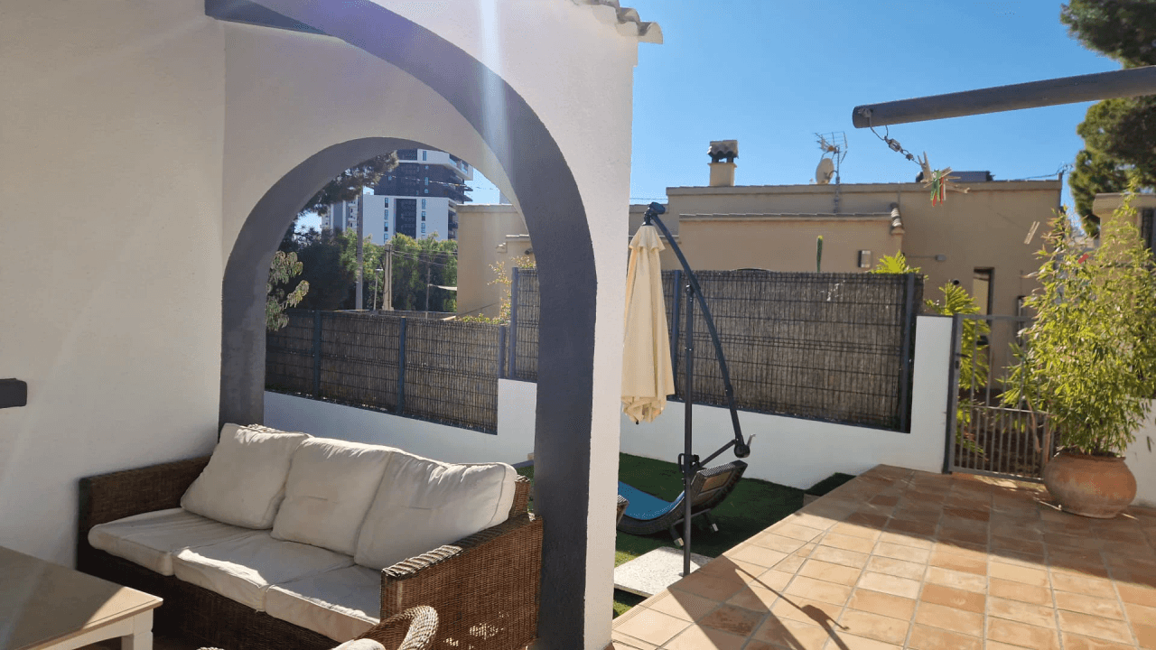 Chalet moderno de 5 habitaciones en venta en Calpe, Alicante