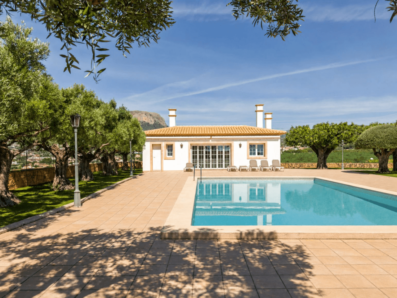 Chalet en venta en Calpe: 5 habitaciones, piscina privada.