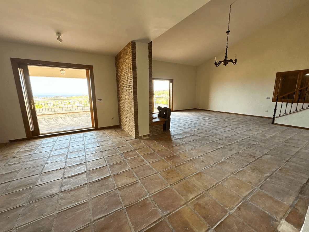 Stunning villa with sea views in Dénia.