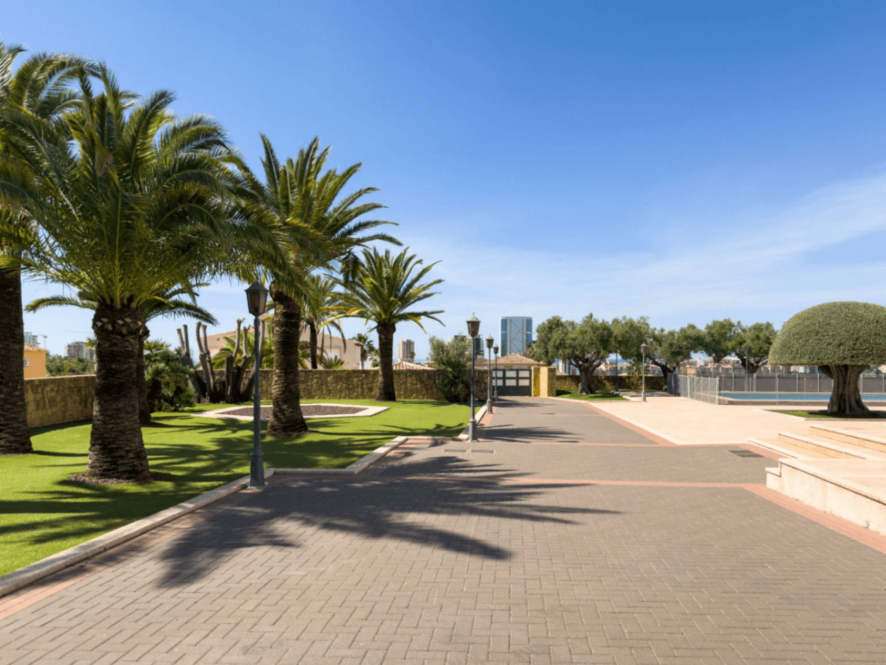 Chalet en venta en Calpe: 5 habitaciones, piscina privada.