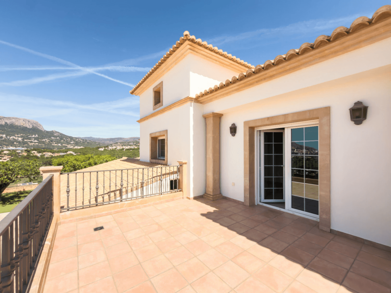 Chalet en venta en Calpe: 5 habitaciones, piscina privada.