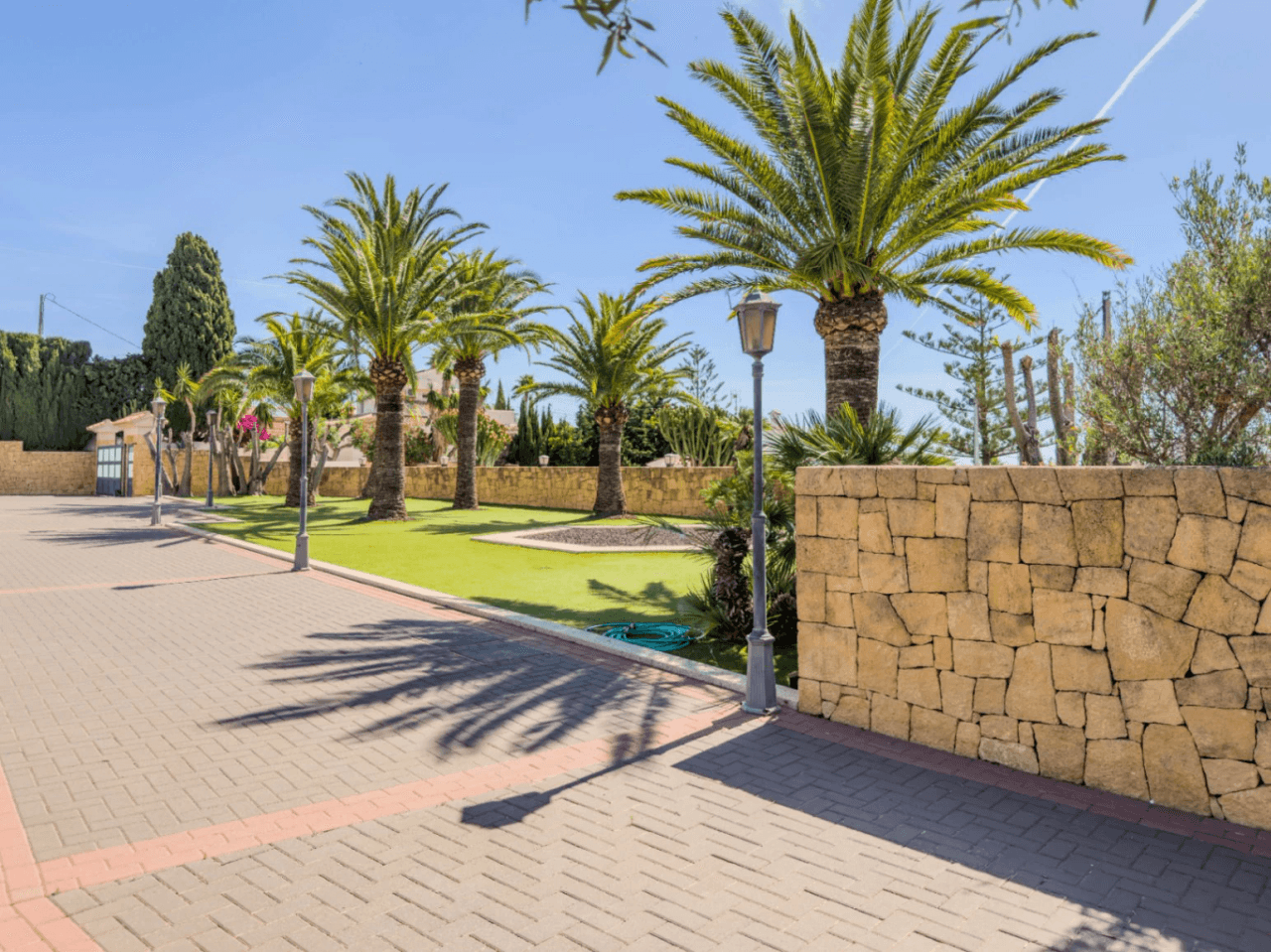 Chalet en venta en Calpe: 5 habitaciones, piscina privada.