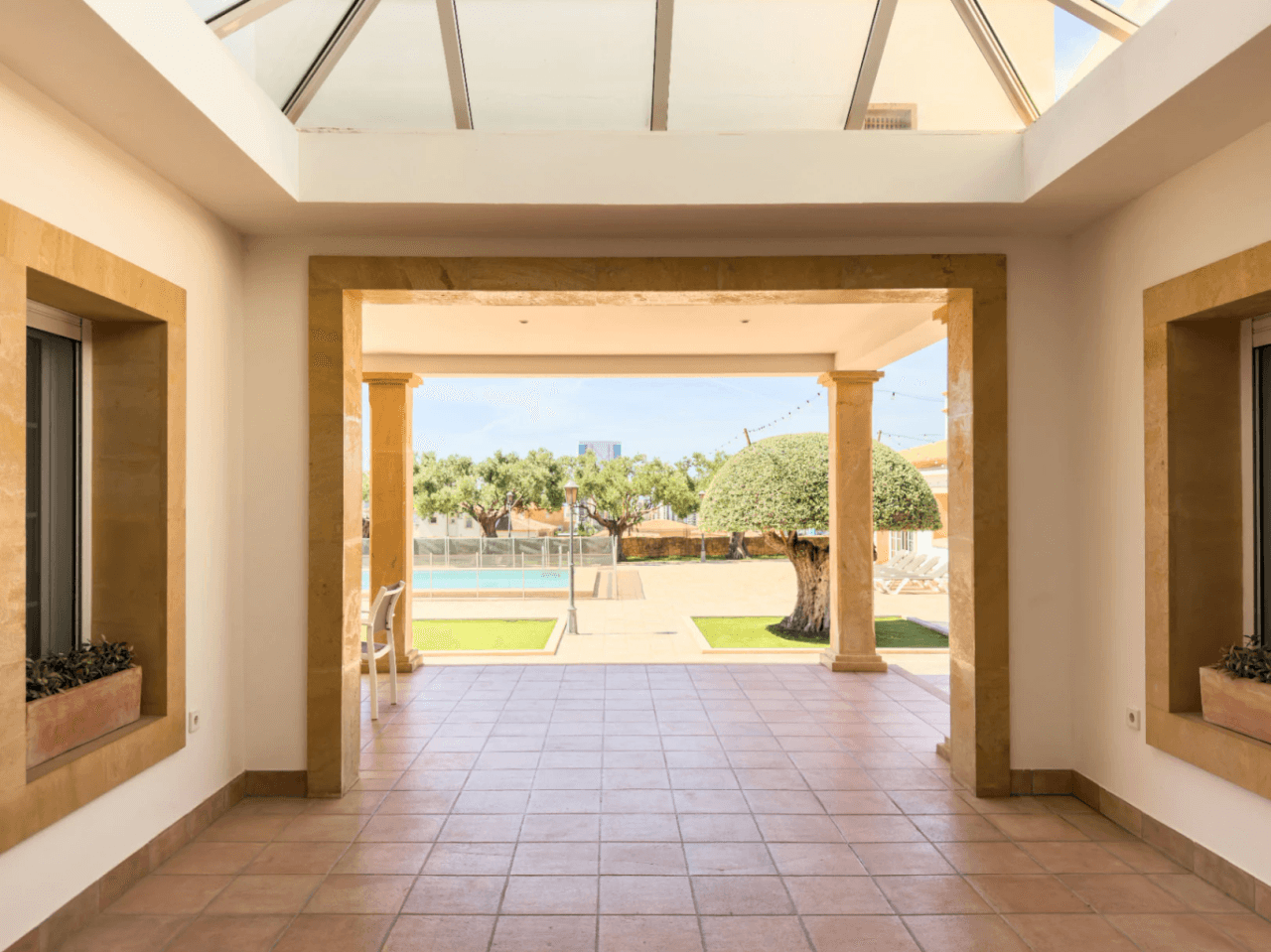 Chalet en venta en Calpe: 5 habitaciones, piscina privada.
