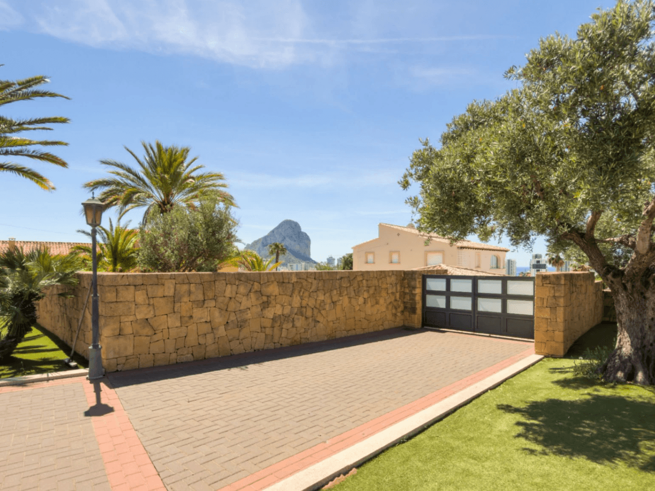 Chalet en venta en Calpe: 5 habitaciones, piscina privada.
