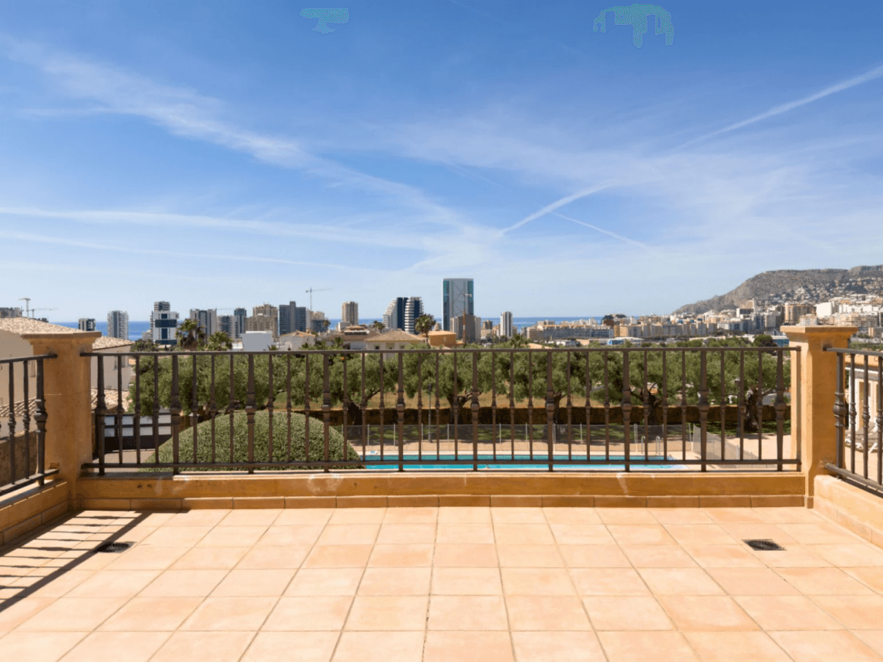 Chalet en venta en Calpe: 5 habitaciones, piscina privada.