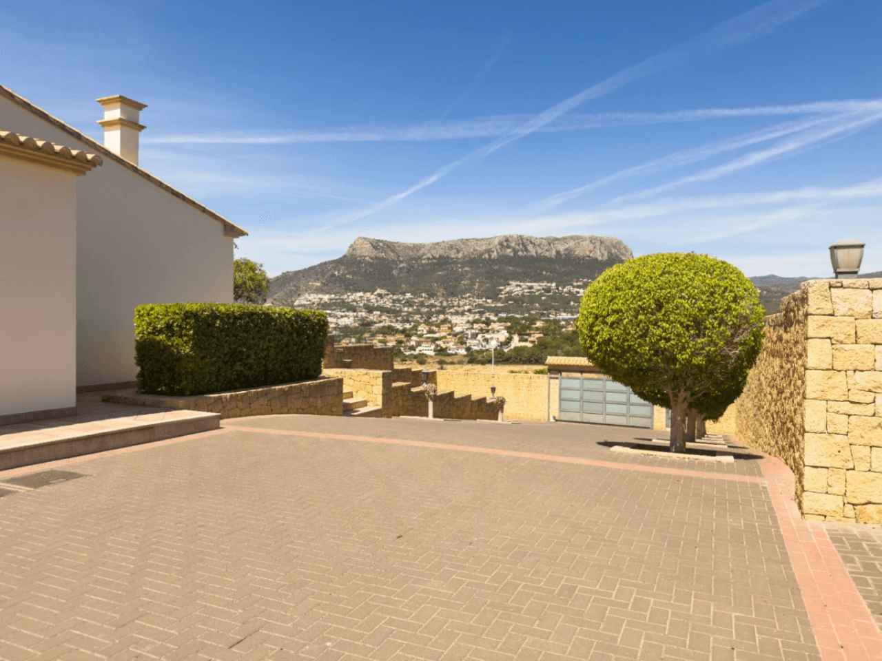 Chalet en venta en Calpe: 5 habitaciones, piscina privada.
