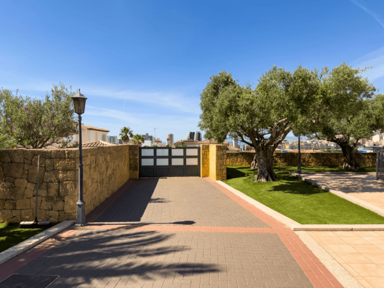 Chalet en venta en Calpe: 5 habitaciones, piscina privada.
