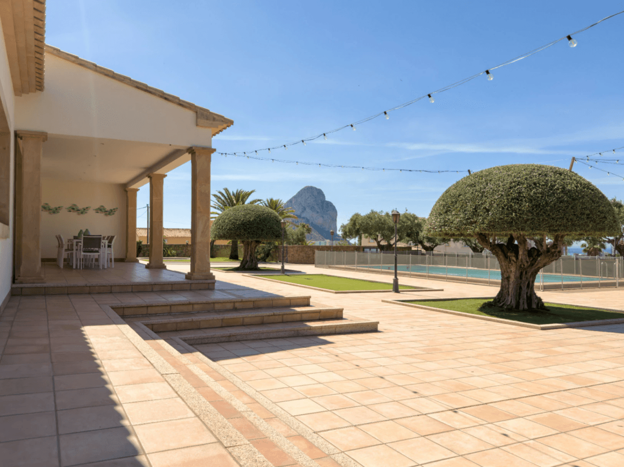Chalet en venta en Calpe: 5 habitaciones, piscina privada.